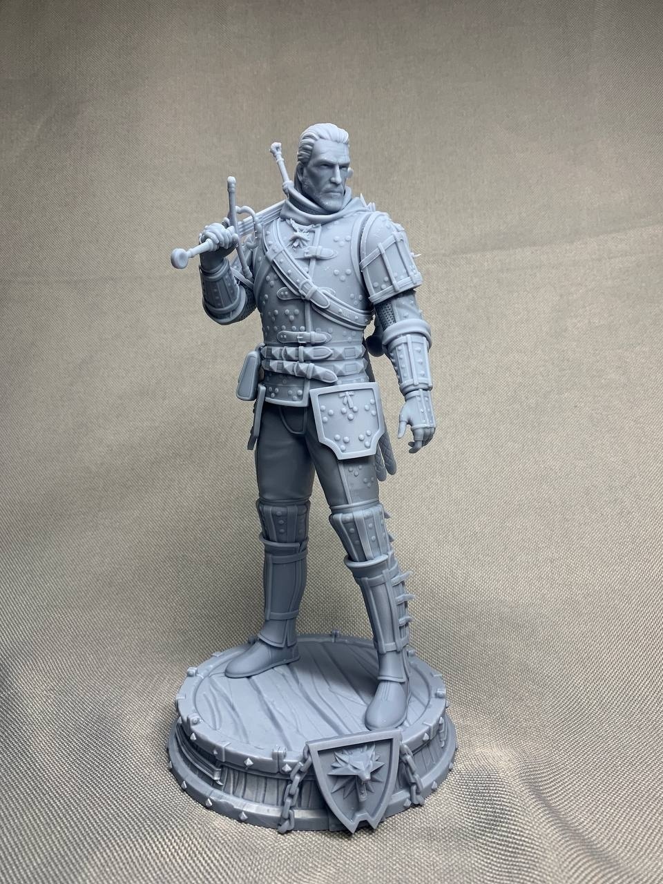 3D статуэтка Геральта (Geralt) в доспехах Школы Кота из Ведьмак 3, ручная роспись