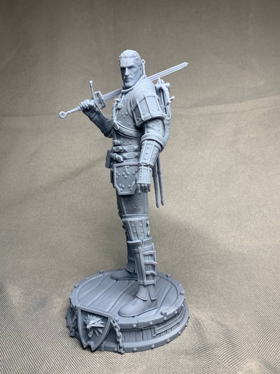 3D статуэтка Геральта (Geralt) в доспехах Школы Кота из Ведьмак 3, ручная роспись