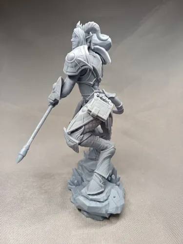 3D статуэтка паладина-дренея Ирель (Yrel) из World of Warcraft, ручная покраска доспехов