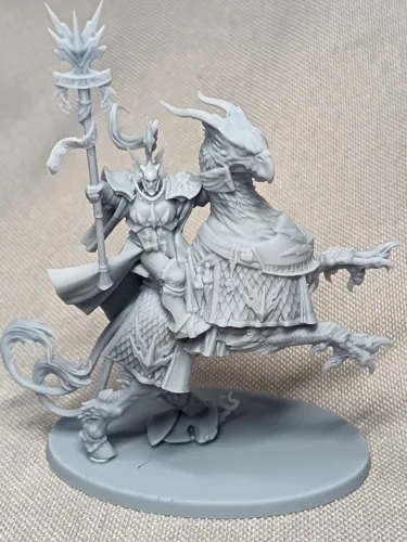 Миниатюра командира Ультрамаринов (Ultramarines Captain) из Warhammer 40000, ручная покраска