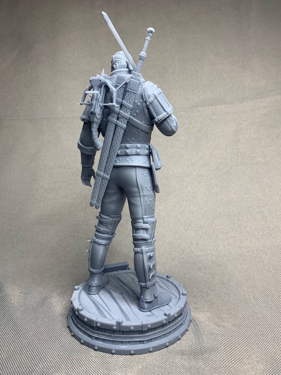 3D статуэтка Геральта (Geralt) в доспехах Школы Кота из Ведьмак 3, ручная роспись