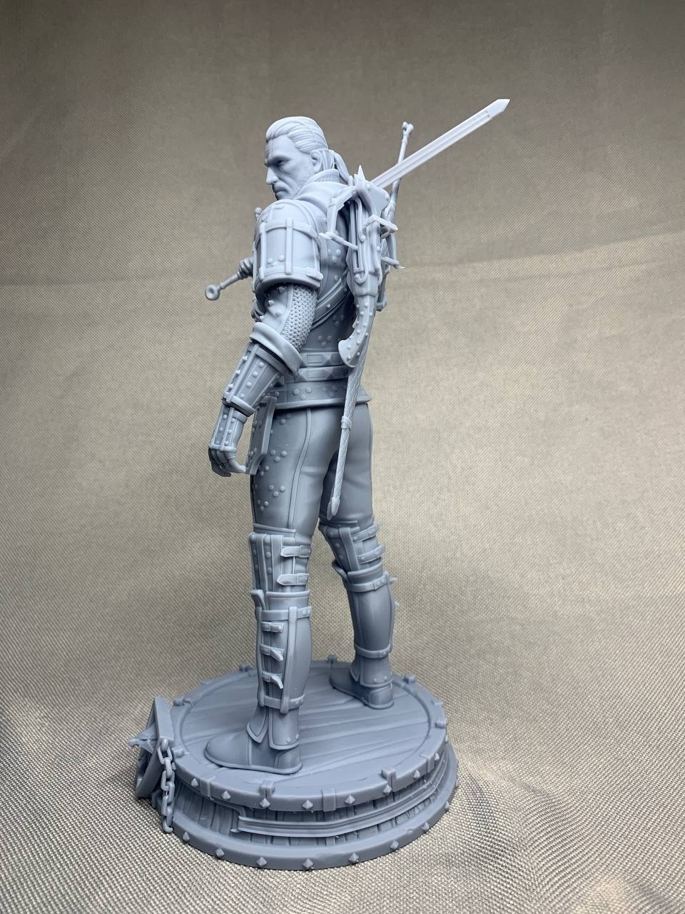 3D статуэтка Геральта (Geralt) в доспехах Школы Кота из Ведьмак 3, ручная роспись