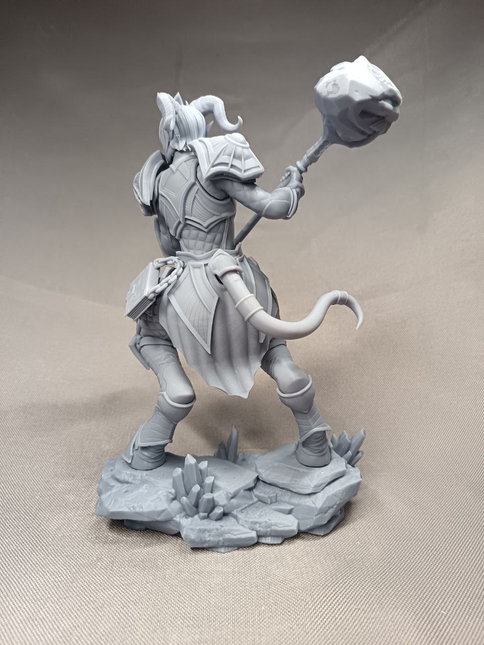 3D статуэтка паладина-дренея Ирель (Yrel) из World of Warcraft, ручная покраска доспехов