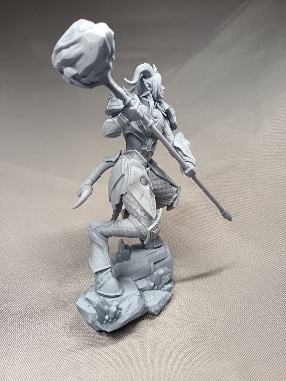 3D статуэтка паладина-дренея Ирель (Yrel) из World of Warcraft, ручная покраска доспехов