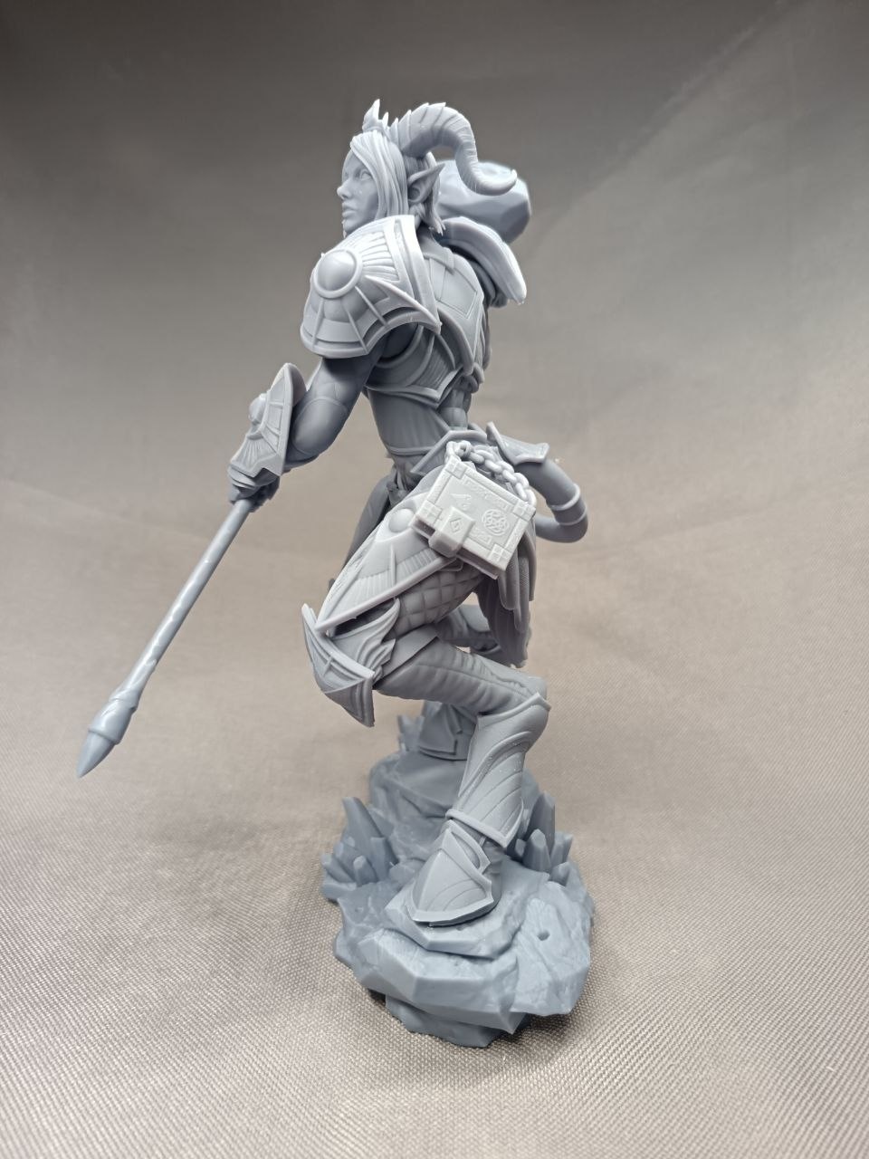 3D статуэтка паладина-дренея Ирель (Yrel) из World of Warcraft, ручная покраска доспехов