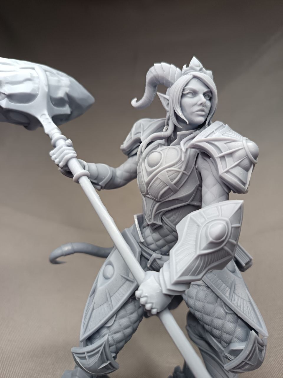 3D статуэтка паладина-дренея Ирель (Yrel) из World of Warcraft, ручная покраска доспехов