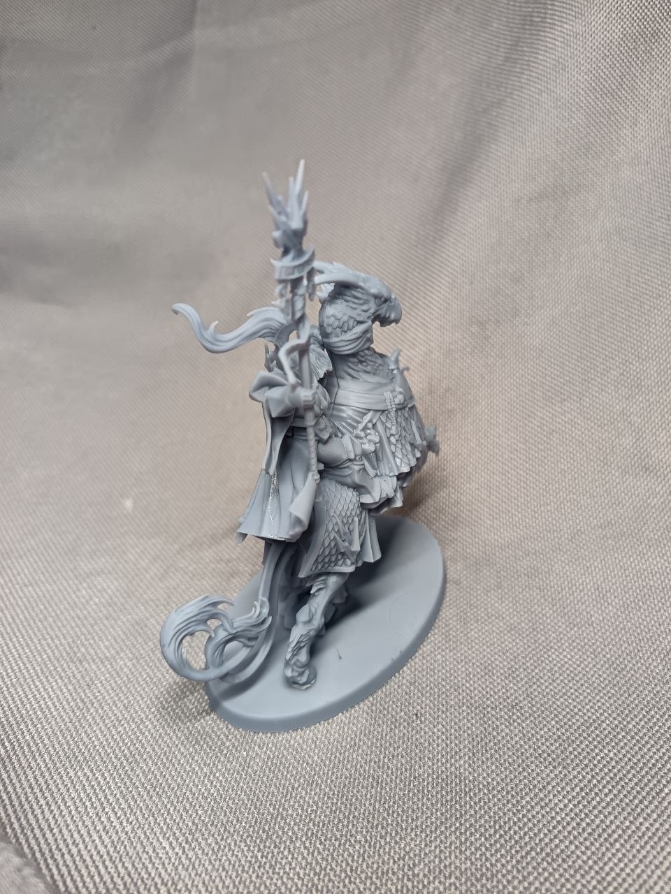 Миниатюра командира Ультрамаринов (Ultramarines Captain) из Warhammer 40000, ручная покраска