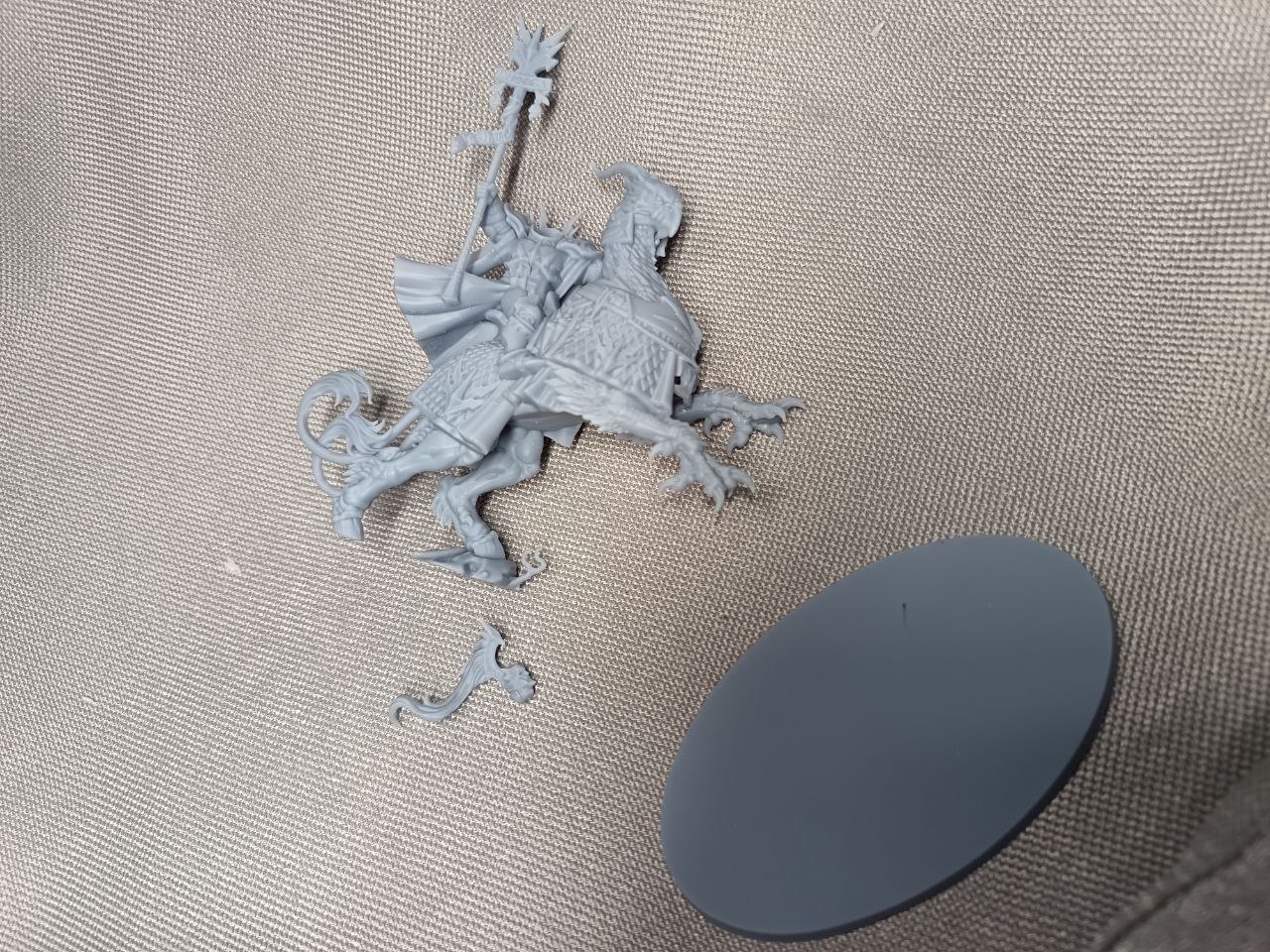 Миниатюра командира Ультрамаринов (Ultramarines Captain) из Warhammer 40000, ручная покраска