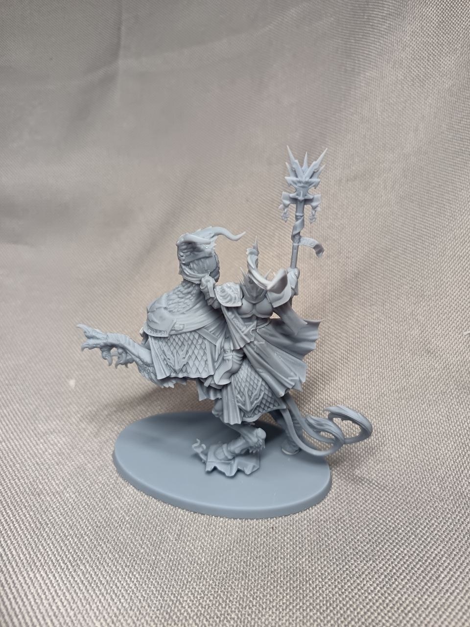 Миниатюра командира Ультрамаринов (Ultramarines Captain) из Warhammer 40000, ручная покраска