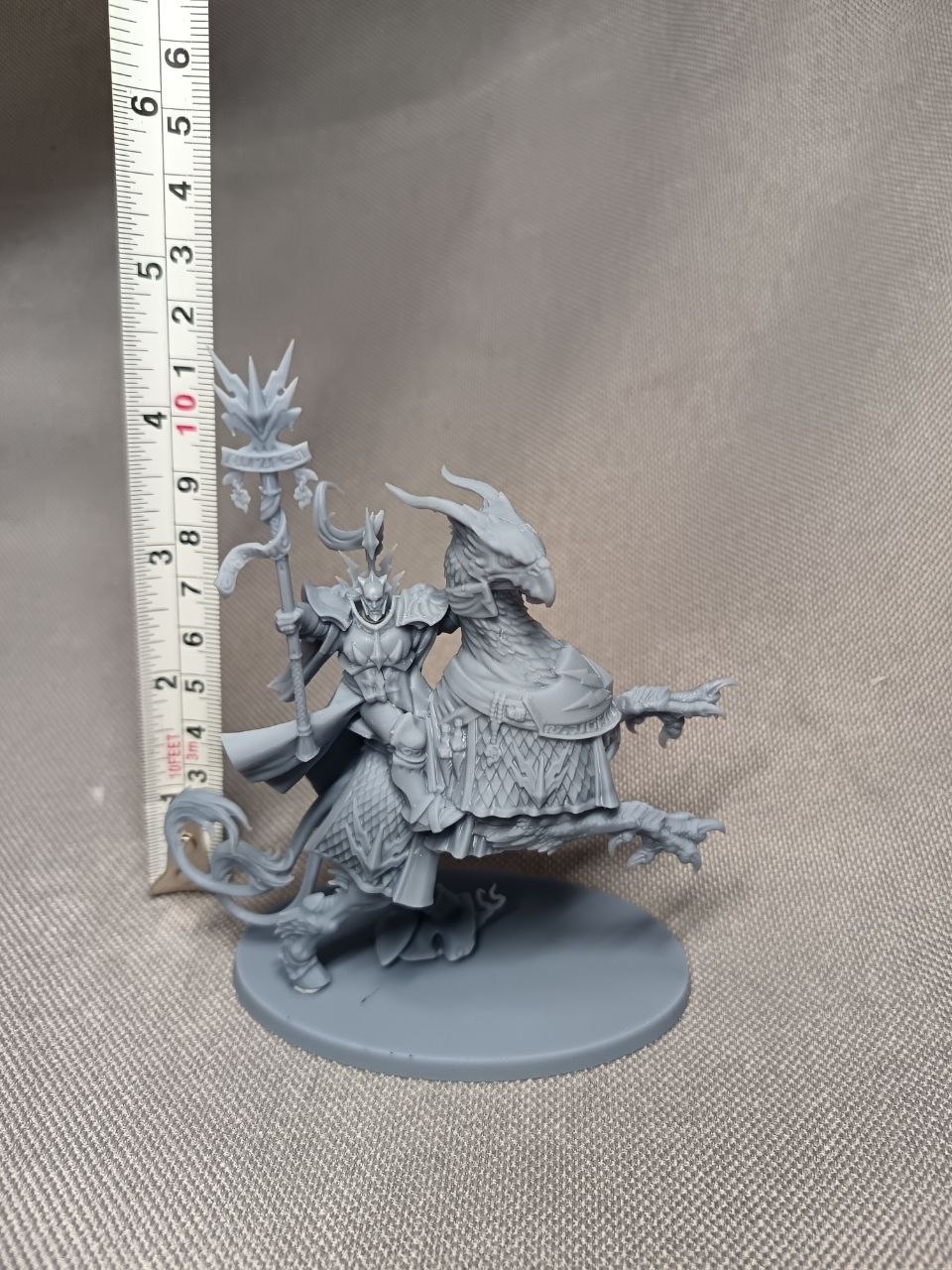 Миниатюра командира Ультрамаринов (Ultramarines Captain) из Warhammer 40000, ручная покраска