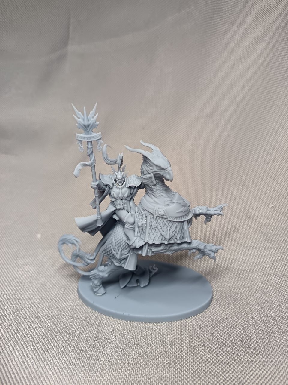 Миниатюра командира Ультрамаринов (Ultramarines Captain) из Warhammer 40000, ручная покраска