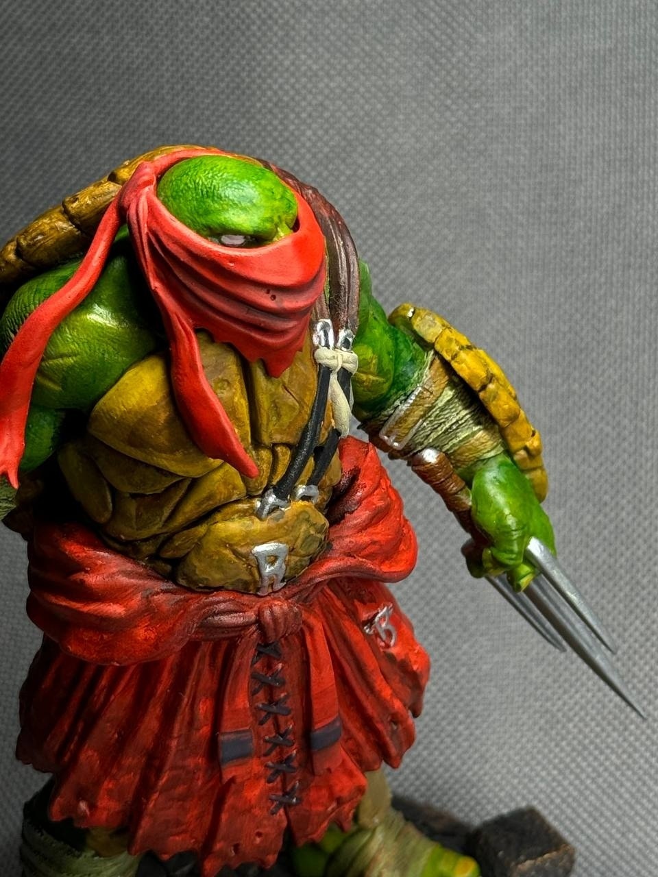 3D фигурка Рафаэля (Raphael) с саями из Черепашек-ниндзя, ручная покраска