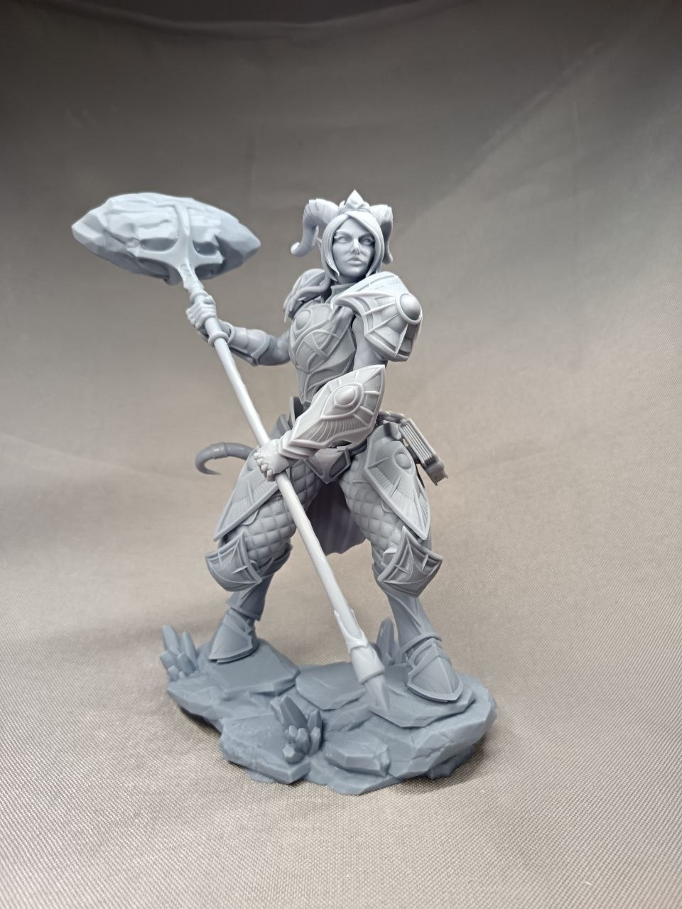 3D статуэтка паладина-дренея Ирель (Yrel) из World of Warcraft, ручная покраска доспехов